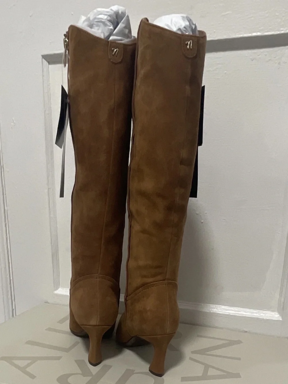 Naturalizer over knee